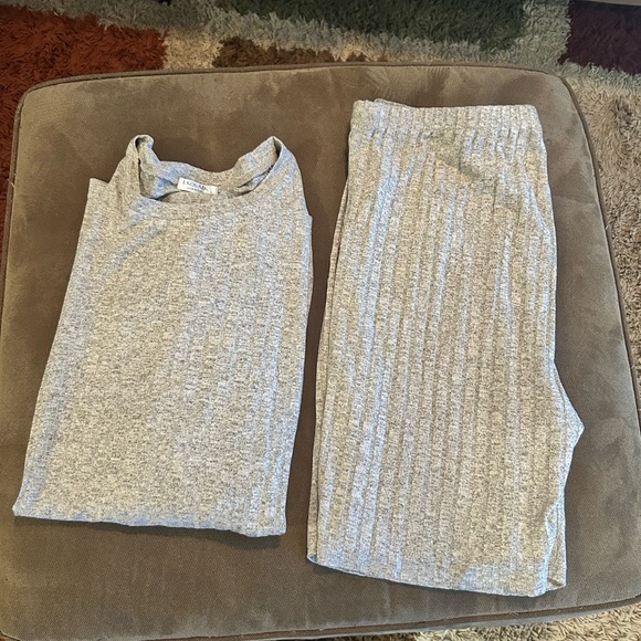 Two Piece knit set! Super comfy & cozy - Picture 1 of 4